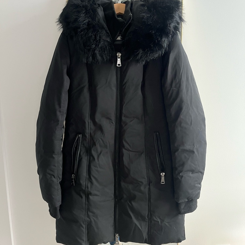 Elegant Black Fur-Trimmed Puffer Jacket
